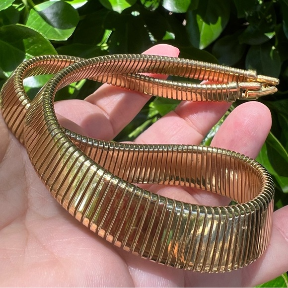 VINTAGE MONET FLEXIBLE SNAKE OMEGA TUBOGAS CHOKER STYLE SHORT NECKLACE GOLD TONE